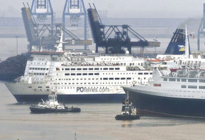 El ferry Pride of Bilbao, junto al Queen Elisabeth II, a la entrada del puerto de Bilbao el 30 de agosto de 2006.