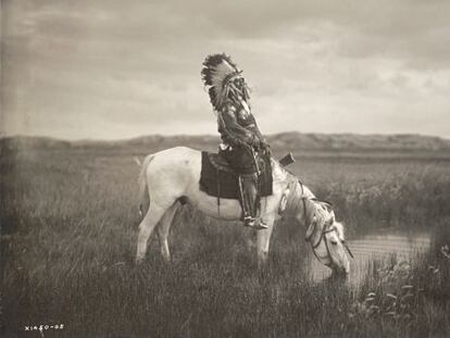 La fotografía de Edward S. Curtis, 'Un oasis en los Badlands' de 1905, forma parte de la muestra del Thyssen.