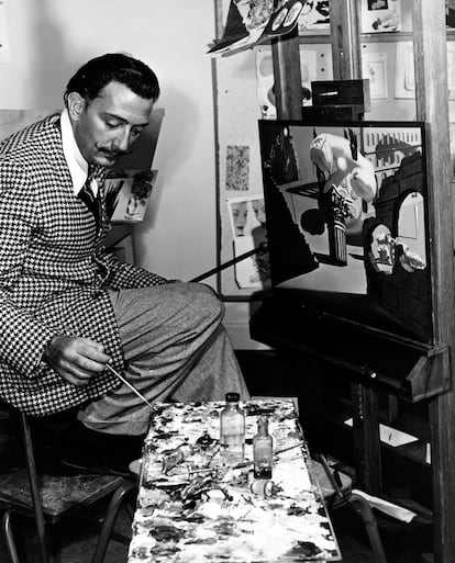 Dalí trabajando en los Disney Studios de la localidad de Burbank (California)