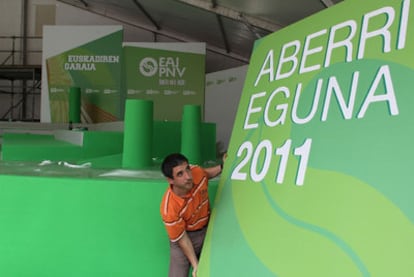 Un operario ultima ayer la instalación del escenario para el acto del Aberri Eguna que el PNV celebra hoy en Bilbao.