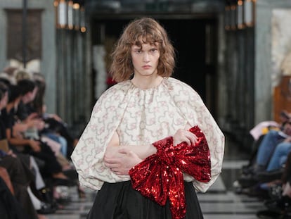 La moda que abraza en Simone Rocha