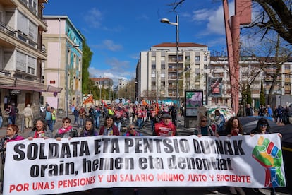 El Movimiento de Pensionistas de Euskal Herria, en una manifestación en Vitoria para reivindicar salarios y pensiones mínimas justas y dignas.