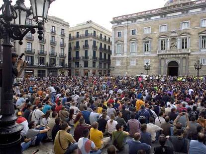 Sentada de <i>mossos</i> ante el Palau de la Generalitat en el centro de Barcelona.
