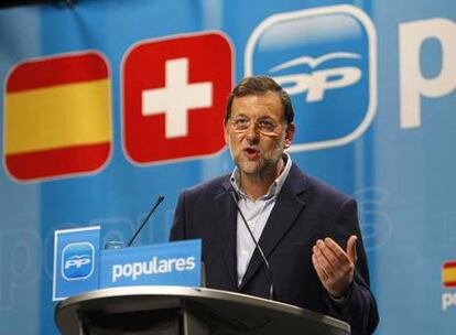 El líder del PP, Mariano Rajoy, durante el acto celebrado ayer con emigrantes en Lausana (Suiza).