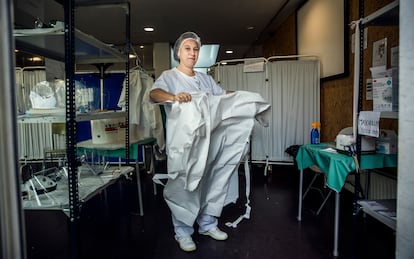 Miriam Alía, enfermera de Medicos sin Fronteras, en el hospital de campaña de Alcalá de Henares (Madrid), el 1 de mayo.