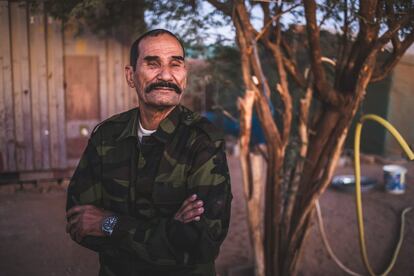 El veterano Dah Aomar Burhah (1948, Tirs, Sáhara Occidental) tomó las armas en 1975 contra Mauritania y Marruecos, y se opuso al alto el fuego en 1991. Recuerda cómo en aquella guerra tuvieron que hacerse con armamento, ropa, comida, a base de incursiones nocturnas en terreno enemigo. Ahora, todavía en activo, está seguro de que conseguirán lo que no lograron entonces. “Hay dos opciones: o liberamos nuestra tierra o seremos un entierro de mártires”.