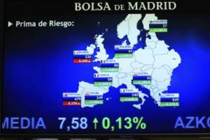 Un monitor del parqué madrileño muestra los valores de la prima de riesgo de los principales países de la zona euro. EFE/Archivo