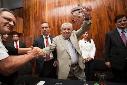 José Mujica, presidente de Uruguay, se despide de los periodistas presentes en la conferencia de prensa dada después de recibir el premio Corazón de León otorgado por la Universidad de Guadalajara, el 6 de diciembre de 2014.
