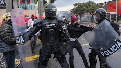 Centenas de pessoas participam de uma nova jornada de protestos contra a reforma tributária no Dia Internacional dos Trabalhadores, em Cali