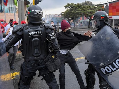 Enfrentamientos entre policías y manifestantes en Bogotá, el sábado.