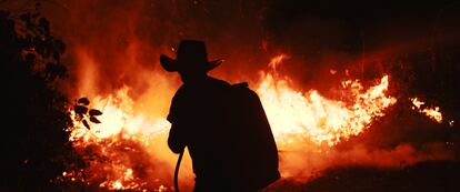 Don Benjamín frente al fuego durante la temporada de incendios, en Riberalta.
