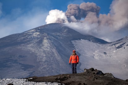 Una persona frente al volcán Etna durante la erupción, el 12 de febrero.