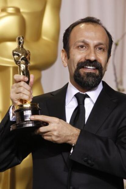 El director iran&iacute; Asghar Farhadi con el Oscar al mejor filme extranjero por &#039;Una separaci&oacute;n. 
