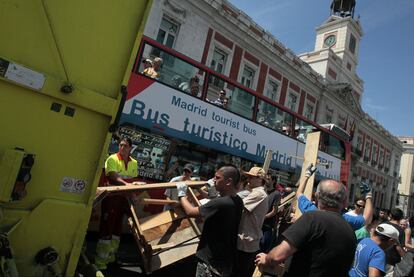 El Servicio de Limpiezas ha desplazado un camión triturador al lugar para convertir en virutas los palés, tablones y mesas de madera del campamento.