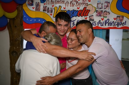 Bruce Cedeño es recibido por sus familiares, en Valencia, Venezuela.