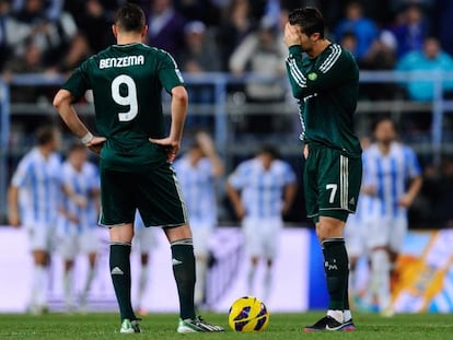 Cristiano y Benzema se lamentan tras un gol del Málaga