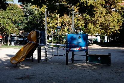 Parque infantil precintado en Móstoles, Madrid (España).