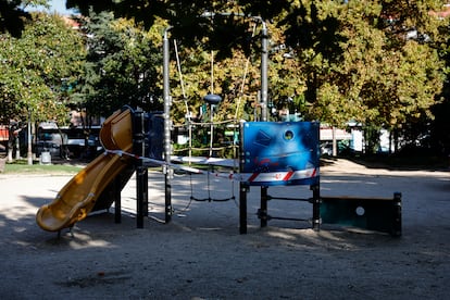 Parque infantil precintado en Móstoles, Madrid (España).