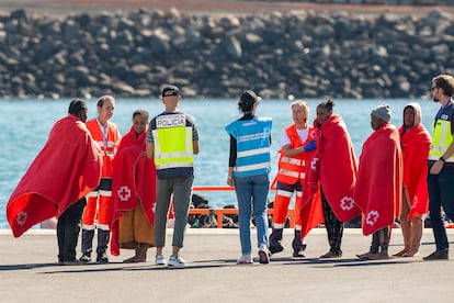 Migrantes recién llegados a Lanzarote a bordo de una lancha neumática, en enero pasado.