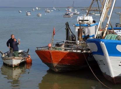 Pescadores en el muelle de Bonanza de Sanlúcar de Barrameda.