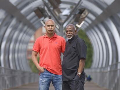 El cineasta Santiago A. Zannou junto a su padre Alphonse, en el puente de Arganzuela.