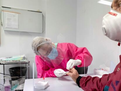 A nurse in Murcia carries out a rapid coronavirus test.
