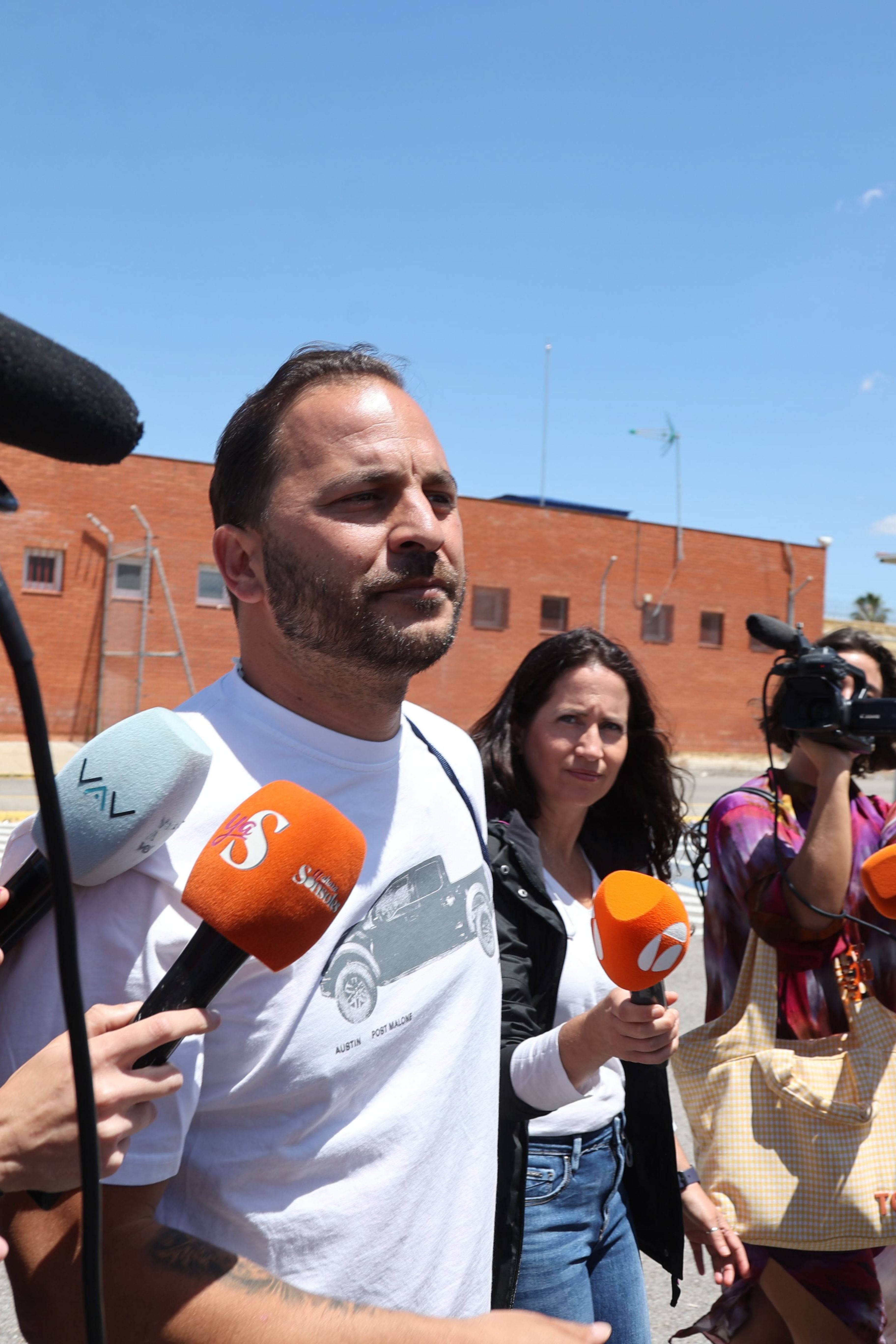 El juez cita a declarar a tres nuevos investigados por el asalto al chalé de María del Monte 1 Antonio Tejado a su salida de prisión en mayo de 2024, tras obtener la libertad provisional.