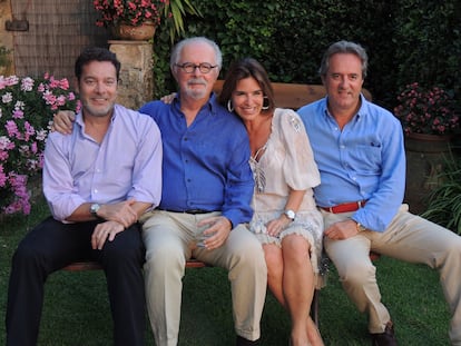 Juan Carlos Botero (izq), su padre, el pintor y escultor colombiano Fernando Botero, y sus hermanos Lina y Fernando Botero Zea.