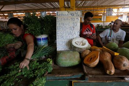 Un negocio de fruta en un mercado en La Habana, Cuba.