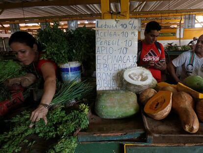 Un negocio de fruta en un mercado en La Habana, Cuba.