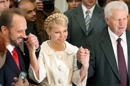 Yulia Timoshenko, entre los otros dos dirigentes del Gobierno de coalición, Bezsmertniy (izquierda) y Moroz.