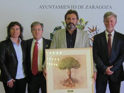 El alcalde de Zaragoza, Pedro Santisteve (segundo por la derecha), en un acto municipal.