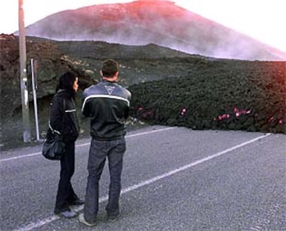 <font size="2"><b>El Etna escupe lava por un nuevo cráter nueve años después de la última erupción </b></font><br>(AP)