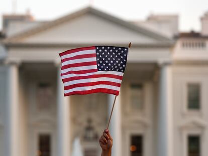 Una bandera ondea ante el Tribunal Supremo de Estados Unidos, en una imagen de 2017.