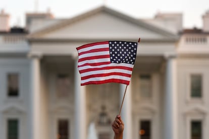 Una bandera ondea ante el Tribunal Supremo de Estados Unidos, en una imagen de 2017.