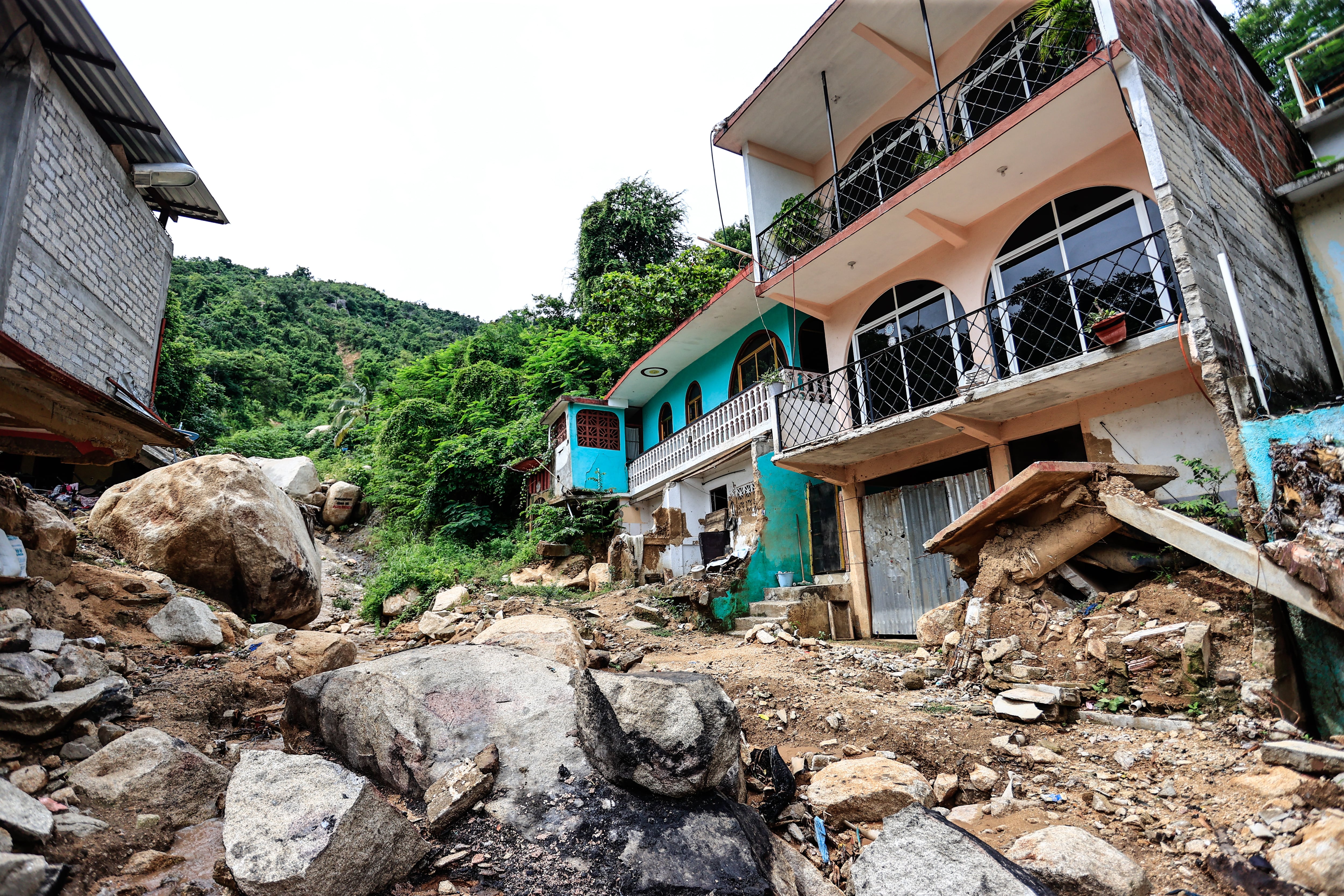 Fotografía de viviendas afectadas un año después del huracán John en el balneario de Acapulco, en septiembre en Guerrero (México). 