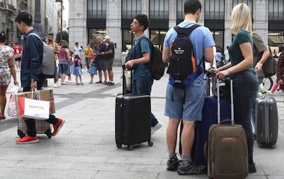 Turistas con maletas en la Puerta del Sol de Madrid.