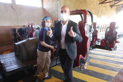 El director general de Port Aventura, Fernando Aldecoa, al Furius Baco.
