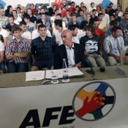 Luis Rubiales, presidente de la AFE, en el centro escoltado por los jugadores Fernando Llorente, Iker Casillas, Xabi Alonso y Carles Puyol en la rueda de prensa de hoy.