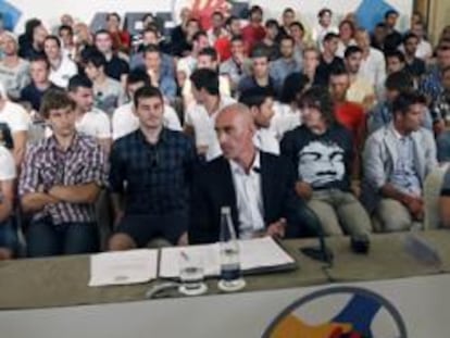 Luis Rubiales, presidente de la AFE, en el centro escoltado por los jugadores Fernando Llorente, Iker Casillas, Xabi Alonso y Carles Puyol en la rueda de prensa de hoy.