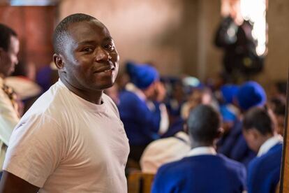 Victor Odhiambo es educador comunitario en Kibera, Nairobi, el mayor asentamiento urbano informal de África. Con su organización, Fundación Jardín de la Esperanza, organiza talleres sobre la menstruación para niños y niñas.