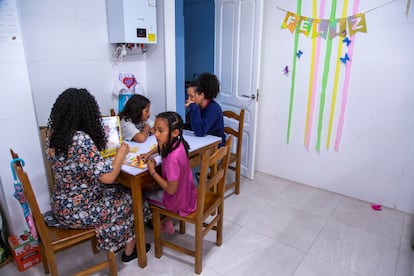 Marcia Velázquez (de espaldas) y sus hijos con altas capacidades, en la cocina de su casa de San Sebastián.