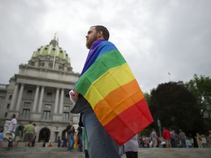 Un manifestante acude a la concentraci&oacute;n en Harrisburg, Pensilvania, para celebrar la decisi&oacute;n judicial. 