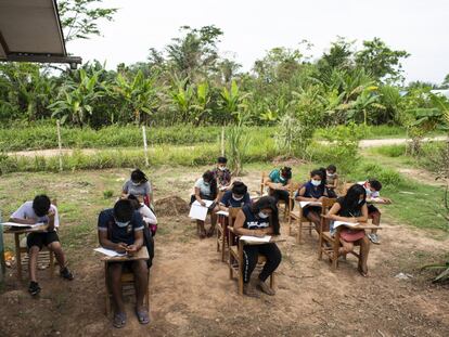 Los estudiantes de Nuevo San Rafael, en la Amazonía peruana, sin apenas acceso a dispositivos electrónicos.