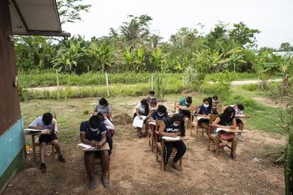 Los estudiantes de Nuevo San Rafael, en la Amazonía peruana, sin apenas acceso a dispositivos electrónicos.