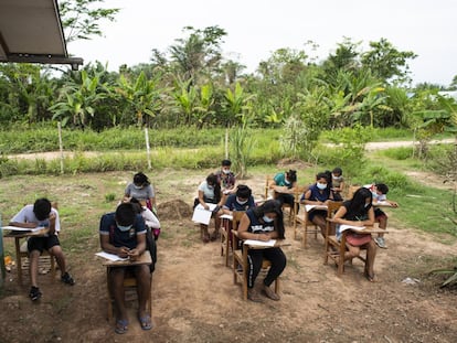 Los estudiantes de Nuevo San Rafael, en la Amazonía peruana, sin apenas acceso a dispositivos electrónicos.