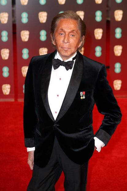 El diseñador Valentino tampoco ha querido perderse los Bafta 2017.