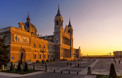 Explanada de la Almudena, donde se instalará una verja y varios controles de seguridad.