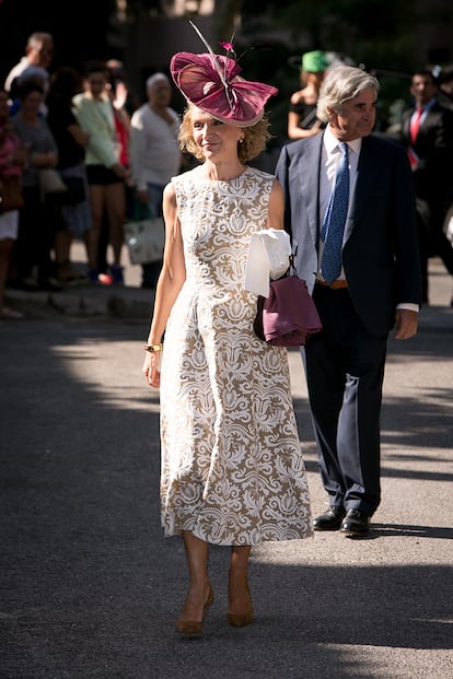 La escritora y socialité Pilar Medina-Sidonia rompió el blanco de su vestido con complementos granates.