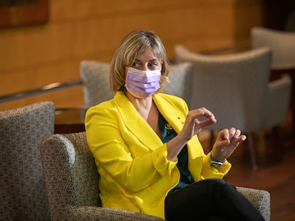 La consejera de Salud, Alba Vergés, durante una visita a un hotel en el que se alojaron enfermos de la covid-19.